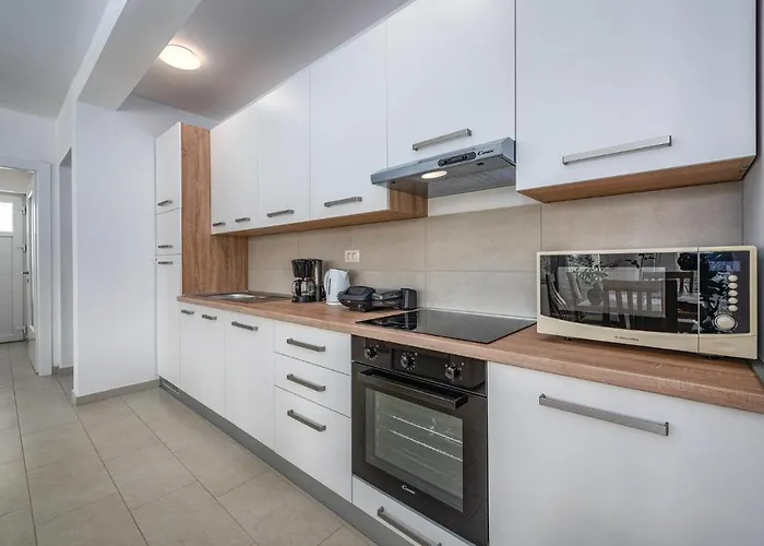 Semesterbostad Lovely In With Kitchen Žminj