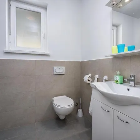 Casa vacanze Lovely In With Kitchen